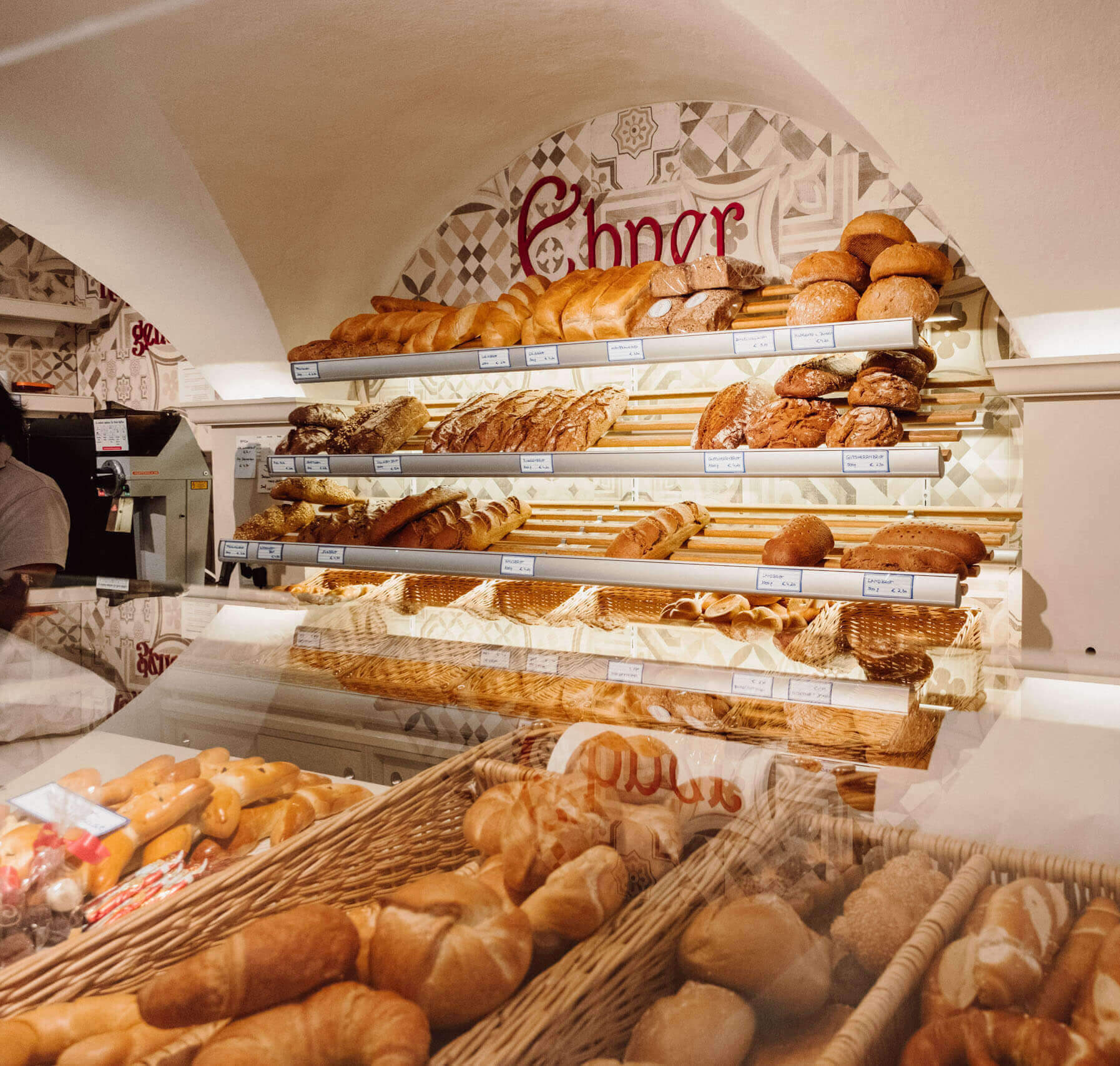 Verkaufstheke in der Bäckerei Ebner in Anif bei Salzburg mit frischen Backwaren