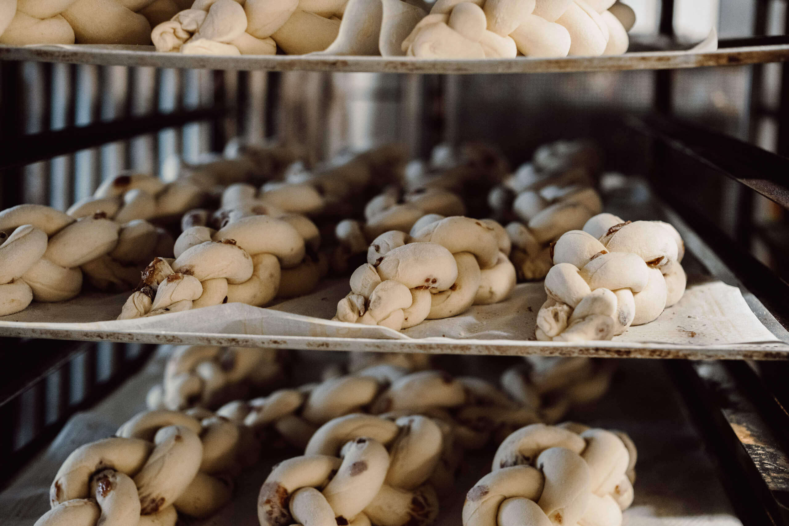 Stollen-Rohlinge in der Herstellung in der Bäckerei Ebner in Salzburg
