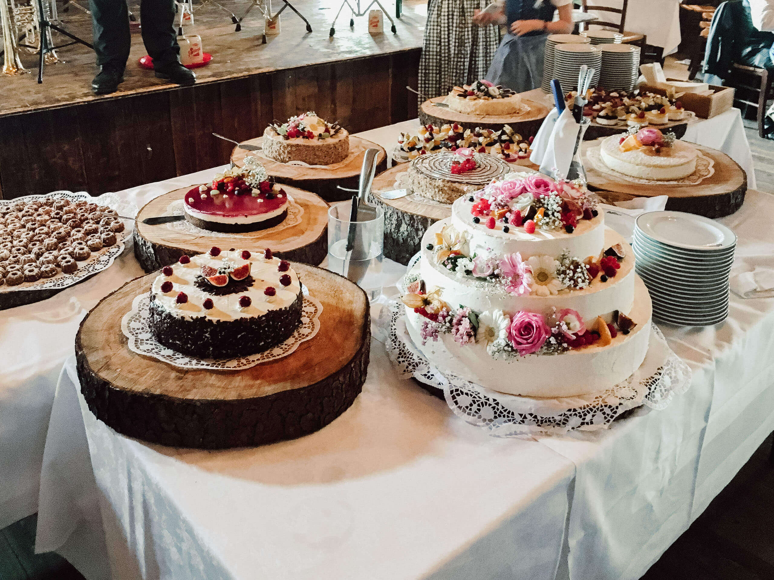 Hochzeitsbuffet mit Torten und Süßspeisen aus der Bäckerei Ebner