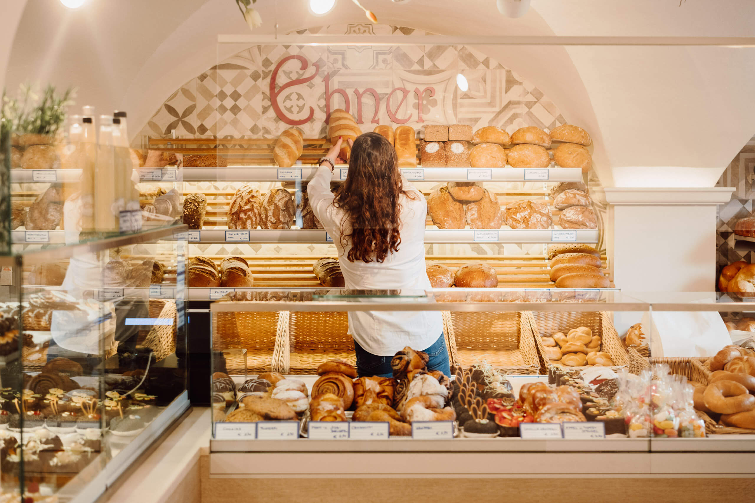 Verkaufsbereich der Bäckerei Ebner mit frischem Gebäck in Anif bei Salzburg